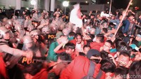 Polisi melalui pengeras suara mengimbau mahasiswa yang masih berada di sekitar area Gedung Sate untuk membubarkan diri. Mahasiswa diminta untuk pulang ke rumah masing-masing.