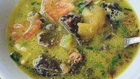 Di sepanjang Jl Suryakencana Bogor ada beberapa penjaja soto kuning yang berjualan sejak pagi. Siapa tak tergoda, paru garing dilengkapi dengan tomat. Sedap! Foto : Instagram @octathursina
