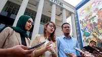 Menurut mereka, batas minimal di UU itu bertentangan dengan fakta sejarah. Selain itu, syarat calon anggota DPR minimal 21 tahun. Di KUHP Perdata, orang dianggap dewasa adalah setelah menginjak usia 21 tahun. Adapun di UU Pemilu, warga yang berusia 17 tahun memiliki hak pilih.