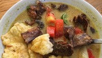 Kalau suka kikil yang kenyal empuk, enak dipadu dengan patu yang renyah. Tambah irisan tomat, emping, sambal dan kecap. Mantap rasanya. Foto : Instagram @whitecancan