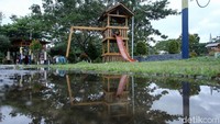 Anak-anak yang bermain di Alun-alun Simeulue, Aceh, ini pun didampingi oleh para orang tua. Ada pula orang tua yang bermain bersama anaknya di sejumlah fasilitas permainan yang tersedia di sana.