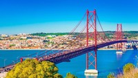 Cukup jauh, kembaran jembatan merah ini ada di Portugal dengan nama Ponte 25 Abril Bridge. (iStock)