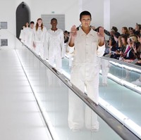 Seperti dilaporkan The Guardian, seorang model yang diketahui bernama YaYa Bones tiba-tiba saja menggelar aksi protes di sela-sela penampilannya memeragakan koleksi spring/summer Gucci 2020. Yaya yang berambut plontos itu mengangkat kedua tangannya yang sudah ditulis sebuah pesan bermakna. Foto: Getty Images