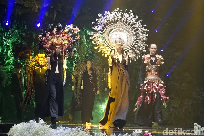 Sebanyak 25 karya ditampilkan yang masing-masing terinspirasi dari berbagai provinsi di Indonesia. Bunga-bungaan tropis khas Nusantara pun bersanding apik dengan koleksi aksesori rancangan Yungyung yang selalu ekstravaganza. Foto: Hestianingsih/Wolipop