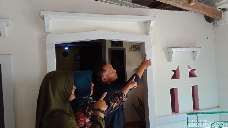 Rumah Warga Retak Akibat Getaran Mesin Pabrik Kimia di Cilegon Rumah Warga Retak Akibat Getaran Mesin Pabrik Kimia di Cilegon