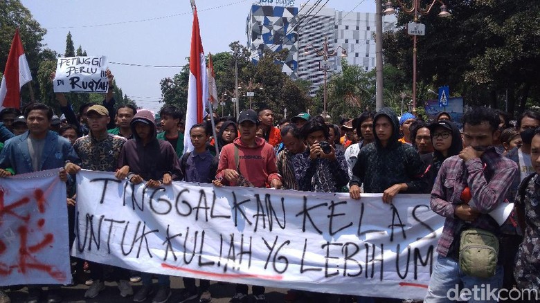 Ribuan Mahasiswa Ciayumakuning Demo Tolak UU KPK Baru dan RKUHP Ribuan Mahasiswa Ciayumakuning Demo Tolak UU KPK Baru dan RKUHP