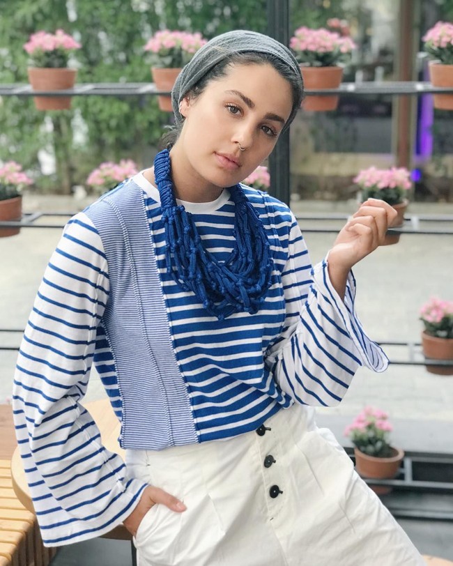 Selain gemar memadupadankan busana muslimnya, Ascia juga senang bereksperimen dengan aksesori berupa cincin dan kalung. Wanita berparas cantik ini juga suka mengenakan fashion item dari Indonesia lho. Foto: Instagram @ascia