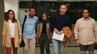 Faldo Maldini bersama sejumlah politisi muda lainnya seperti Tsamara Amany, Dara Adinda Kesuma Nasution dan Cakra Yudi Putra mengajukan gugatan uji materi UU Pilkada ke Mahkamah Konstitusi (MK) terkait batasan usia kepala daerah, Jakarta, Senin (23/9/2019).