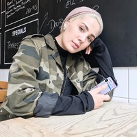 Meskipun gaya sehari-harinya selalu santai, tapi Ascia terlihat fashionable. Seperti di foto ini misalnya. Ascia mengaplikasikan kaus lengan panjang longgar dengan parka bermotif army dan hijab turban warna cokelat. Foto: Instagram @ascia