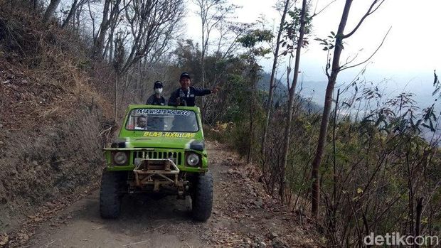 Uji Adrenalin Naik Jeep Menaklukkan Perbukitan Menoreh