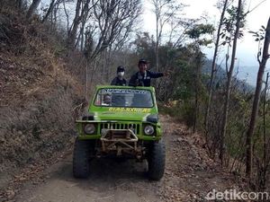 Foto: Seru! Naik Jeep Lewati Medan Ekstrem Perbukitan Menoreh