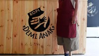 Kini Ichwan bekerja sebagai barista di kedai kopi Demi Anak di Bekasi. Selain mendapat penghasilan dari keringat sendiri, di situ ia bersama pemilik kedai kopi juga menyisihkan pendapatan untuk membantu anak-anak kurang mampu. (FOTO: Rachman Haryanto/detikcom) 