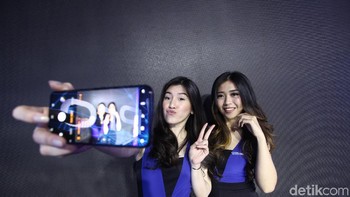 Vivo V17 Pro menawarkan dua kamera selfie. Memang bukan hal baru, tapi ponsel ini bawa kamera pop-up. (Foto: detikINET/Rifkianto Nugroho