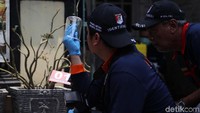 Tim Densus 88 Polri masih menggeledah di lokasi tersebut.