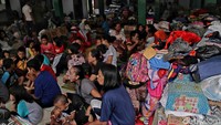 Begini potret sejumlah korban kebakaran di salah stau pengungsian di kawasan Kelurahan Balimester, Jatinegara, Jakarta Timur, Senin (23/9/2019).