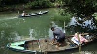 Sejumlah warga tengah memindahkan pasir dari perahu ke daratan di wilayah Simeulue Timur, Pulau Simeulue, Aceh.