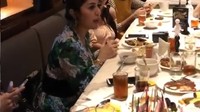 Ini merupakan momen Gebby saat makan bersama teman-temannya d sebuah restoran. Dalam momen ini nampak Bebby Fey yang bergabung di meja yang sama. Foto: Instagram @gebby.vesta_