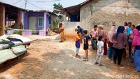 Warga hanya bisa melihat dari kejauan kerena sekitar rumah sudah dipasangi garis polisi.