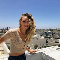 Tinggiku (membuatku) sangat sulit ketika tumbuh besar. Aku 5-kaki-10 (177 cm) ketika berusia 13 tahun. Aku sangat sangat tinggi. Dalam bidang yang aku tekuni bahkan hanya berada di sekolah, aku diledek, dan itu sangat sulit. Tapi ironisnya, aku mendapatkan (pekerjaan akting) pertamaku sebagian besar karena hal yang aku benci dalam waktu lama, ungkapnya kepada Teen Vogue. Foto: Instagram @ava.michelle