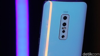 Tapi tidak hanya kamera depan, kamera belakangnya juga mumpuni yang berjumlah 4 sehingga total kamera V17 ada 6 buah. (Foto: detikINET/Rifkianto Nugroho)