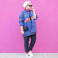 Ascia AKF sebelum menjadi kontroversi karena benar-benar melepas penutup kepalanya setelah sebelumnya mengganti gaya hijabnya menjadi turban, populer sebagai blogger. Dia memiliki blog Hybrid Head Piece dan menjadi satu-satunya blog yang dikenal di Timur Tengah pada 2012. Foto: Instagram @ascia