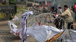 Demo di KPK, Massa Bakar Ban dan Robohkan Kawat Duri