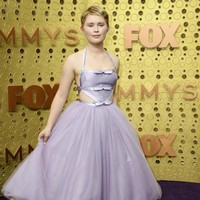 Eliza Scanlen memilih gaun lavender Miu Miu yang dipermanis dengan tiga pita mungil. Bintang Sharp Objects itu lalu menyempurnakan gaya girly tersebut dengan pointed silver. (Foto: Getty Images)