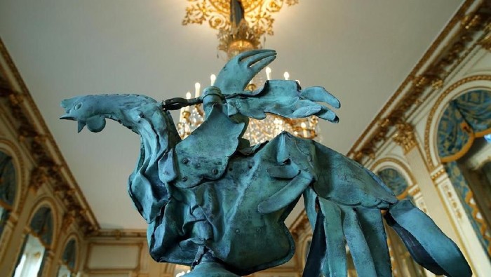 Patung Ayam Jantan Korban Kebakaran Notre-Dame Dipajang Lagi