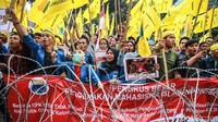 Para pendemo pun melemparkan telur hingga pecah di lobi KPK. Setelahnya, mereka kembali berorasi.