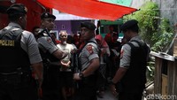 Warga hanya bisa menonton dari kejauhan karena lokasi penggerebekan mendapat penjagaan dari aparat kepolisian.