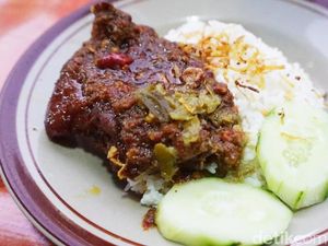 Nasi Bebek Cak Malik : Uenaak Poll! Begor Madura Disiram Bumbu Hitam yang Mantap