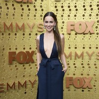 Gaun bergaya plunging neck juga menjadi andalan bintang Game of Thrones Emilia Clarke. Ia mengenakan salah satu koleksi dari Valentino. (Foto: Getty Images)