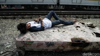 Saat ini beberapa pengungsi ada yang tinggal di pinggir rel kereta api.