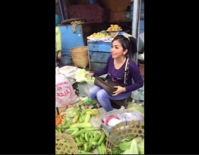 Cantik dan Seksi! Penjual Bakso dan Sayur Ini Bikin Pembeli Betah