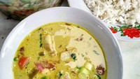 Selain tomat segar yang asam segar, juga ada acar mentimun dan cabai yang bikin soto kuning makin enak rasanya. Foto : Instagram @kitaina.id
