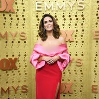 Gaun two-tone pink dan merah karya Brandon Maxwell jadi andalan Mandy Moore. Gaun tersebut hadir dengan gaya off-shoulder yang memamerkan keindahan bahu Mandy. (Foto: Getty Images)