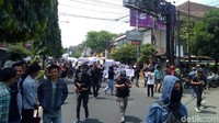 Massa aksi yang terdiri atas mahasiswa dan elemen sipil lainnya telah tiba di Simpang Tiga Colombo, Gejayan, Sleman, Daerah Istimewa Yogyakarta (DIY), sekitar pukul 13.00 WIB.