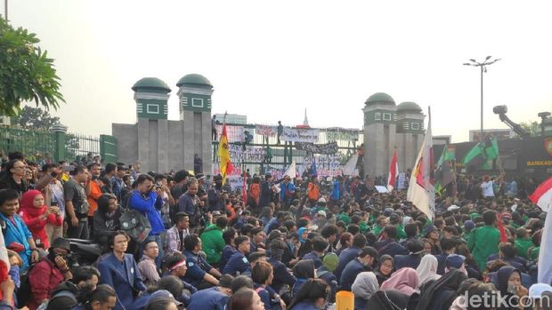 2 Kubu Pendemo di DPR Berhadap-hadapan, Saling Balas Omongan