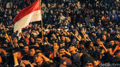 Masih Bertahan di Depan Gedung DPR, Mahasiswa Ancam Menginap