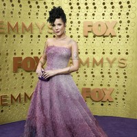 Penyanyi Halsey punya cara tersendiri untuk mencari atensi di penampilan perdananya di Emmy Awards 2019. Sembari tampil anggun dengan gaun strapless berwarna ungu yang bergradasi, ia memamerkan koleksi tato yang menghiasi sekujur tangannya. Sebuah kombinasi unik antara elegansi dan kegaharan. (Foto: Getty Images)