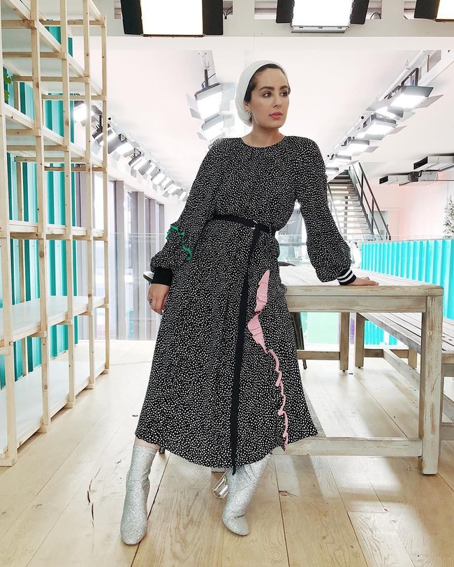 Tepat Oktober 2017, Ascia kembali mewarnai rambutnya dengan warna hitam. Ascia tampil stylish dengan gamis hitam dilengkapi dengan belt yang ia birkan menjuntai dan ankle boots yang stunning warna silver. Foto: Instagram @ascia