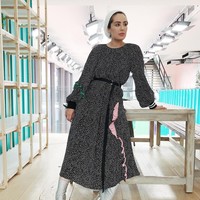 Tepat Oktober 2017, Ascia kembali mewarnai rambutnya dengan warna hitam. Ascia tampil stylish dengan gamis hitam dilengkapi dengan belt yang ia birkan menjuntai dan ankle boots yang stunning warna silver. Foto: Instagram @ascia
