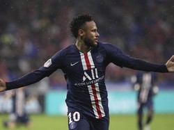 Berstatus pesepakbola termahal dunia, Neymar berada di posisi tiga sebagai atlet dengan jumlah pemdapatan terbesar. Dari gaji, bayaran sponsor, dan pemasukan lainnya, Neymar mengantongi 94,3 juta euro (Rp 1,468 triliun). (AP Photo/Laurent Cipriani)