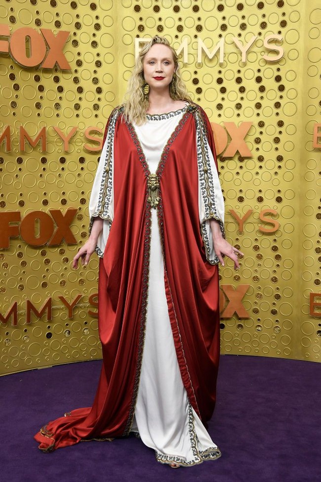 Bintang Game of Thrones Gwendoline Christie bersolek bak seorang kaisar di ajang penghargaan bagi insan TV Hollywood itu. Ia menguasai karpet merah dengan gaun bergaya jubah dari Gucci. (Foto: Getty Images)