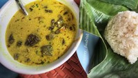 Meski makan di pinggir trotoar tak mengurangi kenikmatan soto kuning. Apalagi nasinya dibungkus daun pisang yang harum. Foto : Instagram @sanny_foodrink