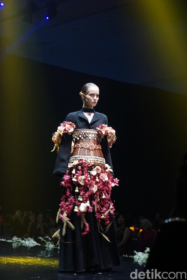 Logam dan bunga itu dua unsur berbeda. Kerjaan beratnya karena ini kolaborasi dari beberapa jiwa maka harus saling isi. Masing-masing desainer punya ciri khas dan mereka harus mengalah untuk saling mengisi, tutur Yungyung. Foto: Hestianingsih/Wolipop