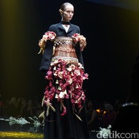 Logam dan bunga itu dua unsur berbeda. Kerjaan beratnya karena ini kolaborasi dari beberapa jiwa maka harus saling isi. Masing-masing desainer punya ciri khas dan mereka harus mengalah untuk saling mengisi, tutur Yungyung. Foto: Hestianingsih/Wolipop