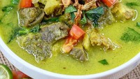 Ini tampilan soto kuning yang memikat. Karena memakai santan soto ini harus dimakan selagi panas. Foto : Instagram @revelcafe_id