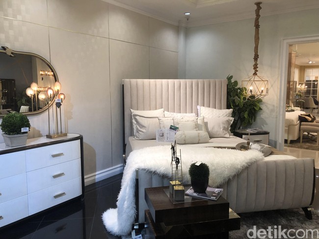 Bagi yang memiliki kamar yang lebih kecil dan tidak menginginkan terlalu banyak barang, desain kamar seperti ini bisa menjadi pilihanmu. Kamu tidak perlu menambahkan sofa atau kursi pada kamarmu. Cukup dengan tempat tidur berwarna coklat yang simple, lampu gantung dan meja kecil pada salah satu sisi samping tempat tidur. Kamu juga dapat menambahkan kaca dan meja ramping yang tidak terlalu memakan tempat untuk menggantikan ruang riasmu. Foto: Vina Oktiani/Wolipop