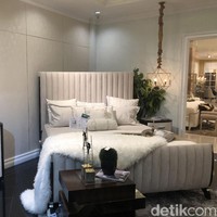 Bagi yang memiliki kamar yang lebih kecil dan tidak menginginkan terlalu banyak barang, desain kamar seperti ini bisa menjadi pilihanmu. Kamu tidak perlu menambahkan sofa atau kursi pada kamarmu. Cukup dengan tempat tidur berwarna coklat yang simple, lampu gantung dan meja kecil pada salah satu sisi samping tempat tidur. Kamu juga dapat menambahkan kaca dan meja ramping yang tidak terlalu memakan tempat untuk menggantikan ruang riasmu. Foto: Vina Oktiani/Wolipop